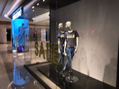 -URBAN REVIVO(高德置地广场·春广场店)
