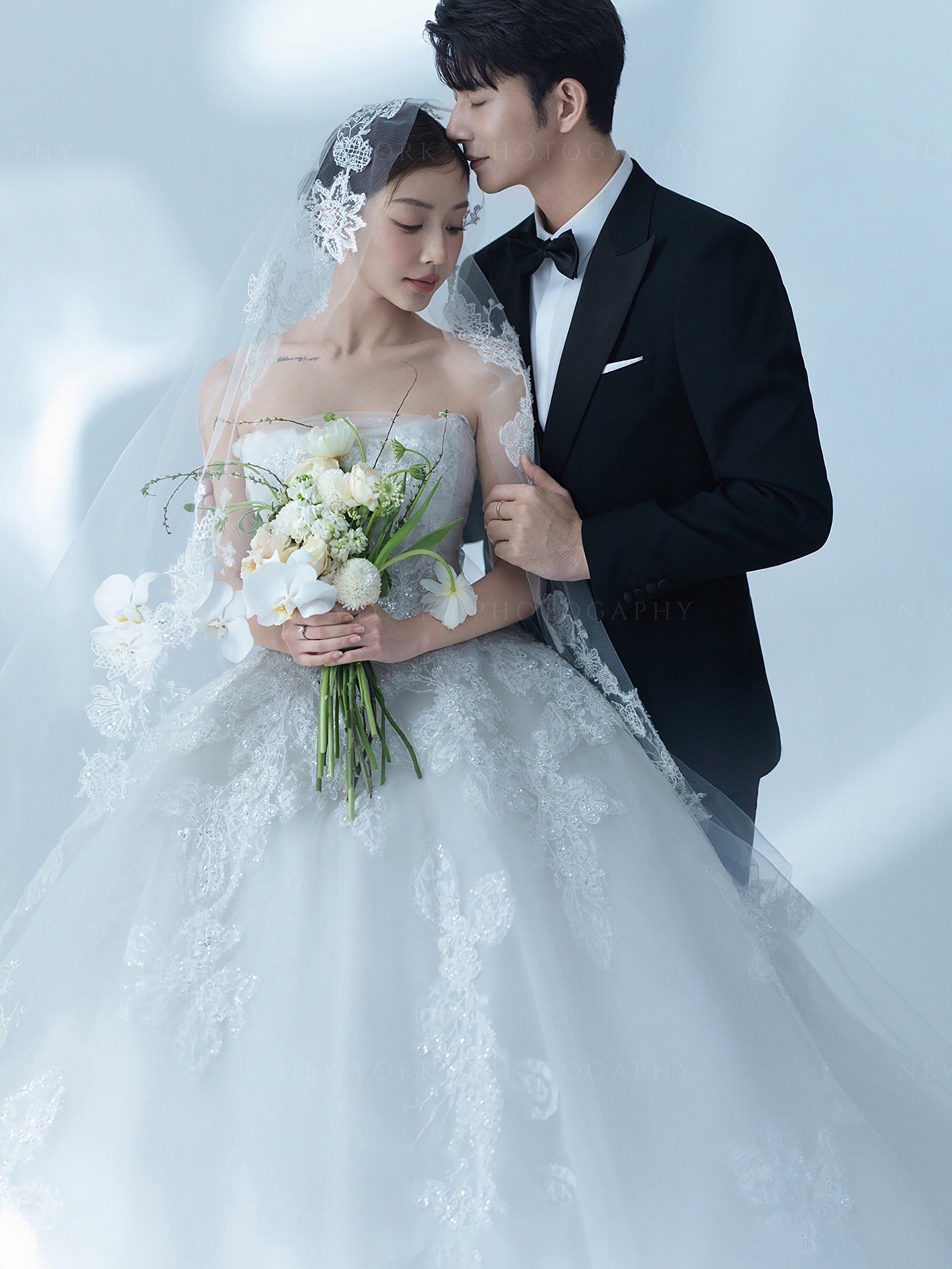 梦幻的婚纱,如云似水,展现新娘的婉约与美丽