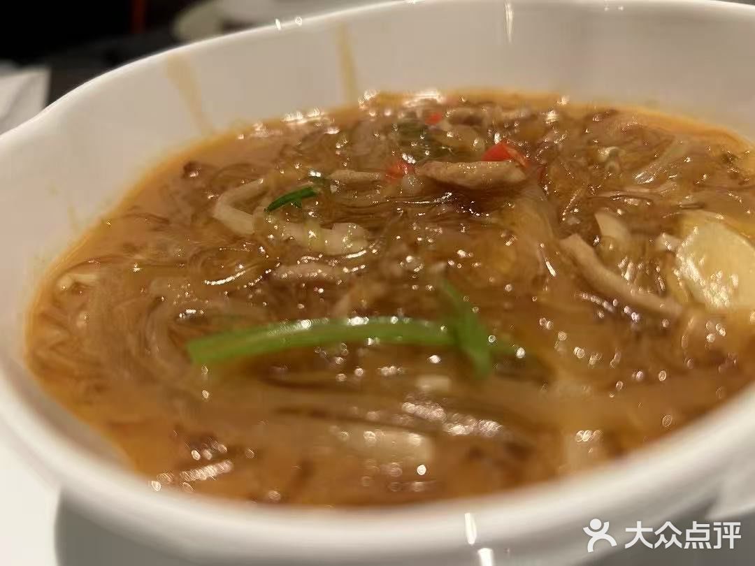 樽汇餐厅提供了一系列精致的菜品。热腾腾的酸辣汤