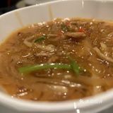 樽汇餐厅提供了一系列精致的菜品。热腾腾的酸辣汤