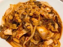 野蘑菇酸菜双拼牛炒-疆Jiang·新疆秘制料理