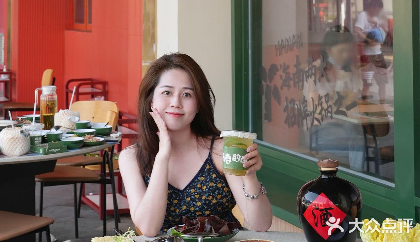 在东榕美食广场就能吃到正宗琼州招牌——糟粕醋火锅