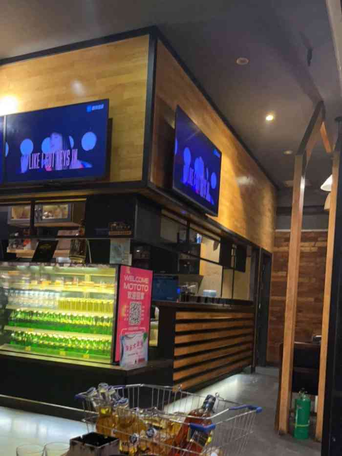 桂mototo(南门店)-"为了看球赛去的,人是真多!投影是打到墙上.