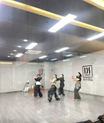 -单色舞蹈