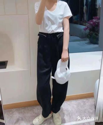 今天发现了一家神仙店铺,里面的衣服不仅质量杠杠的