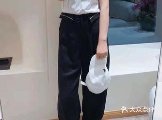 今天发现了一家神仙店铺,里面的衣服不仅质量杠杠的