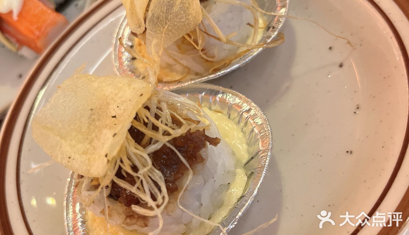 其中包括一道特别的盖饭和一份最顶有钱人套餐