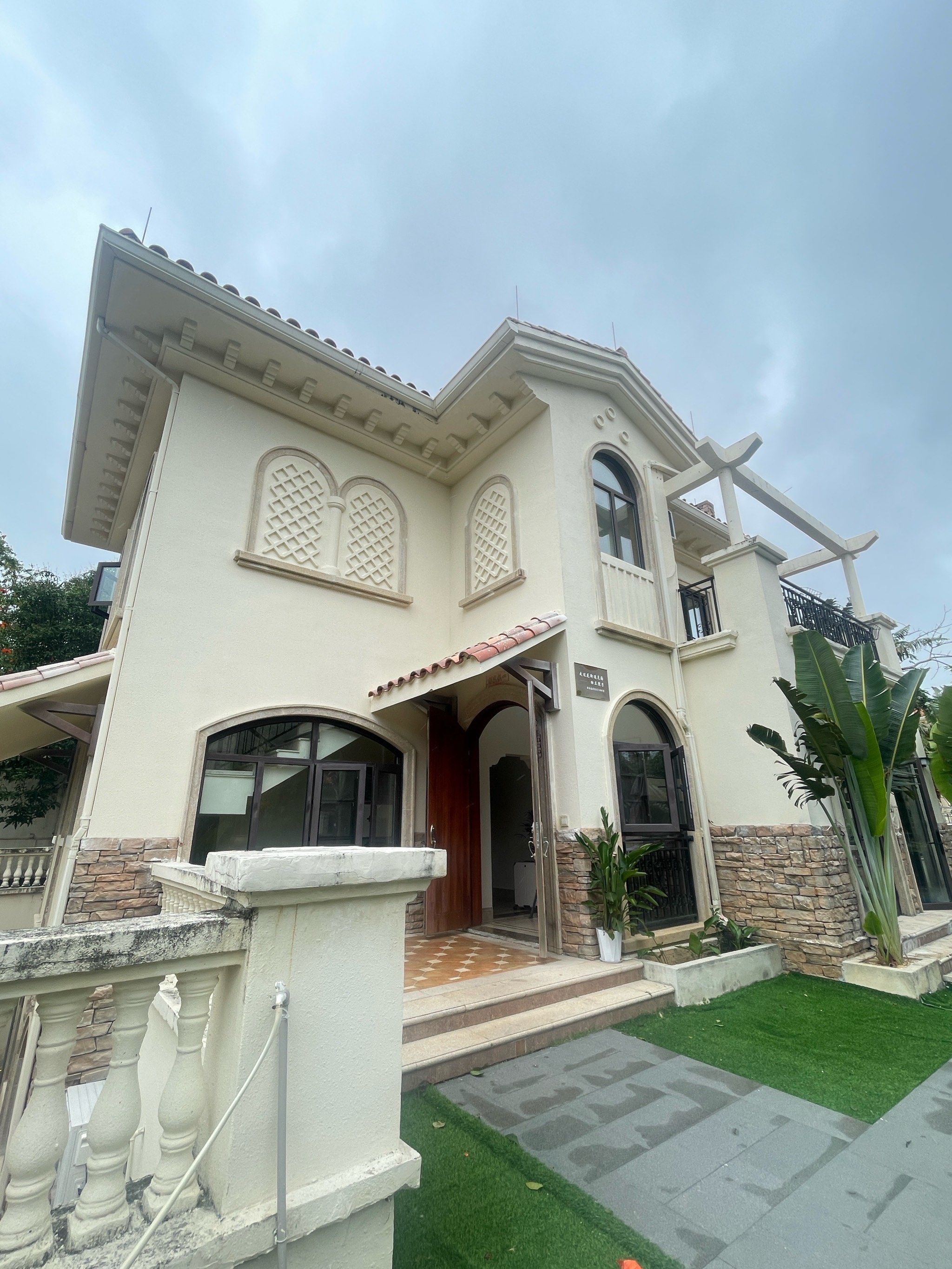 民宿靠近石梅湾且有别墅区的私人海滩,在私人海滩享受海风阳光非常