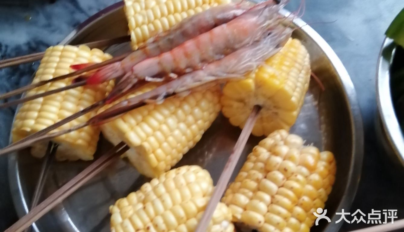 沥干水，上炉烧！准备调料是蜜糖，烧烤汁，孜然粉，油