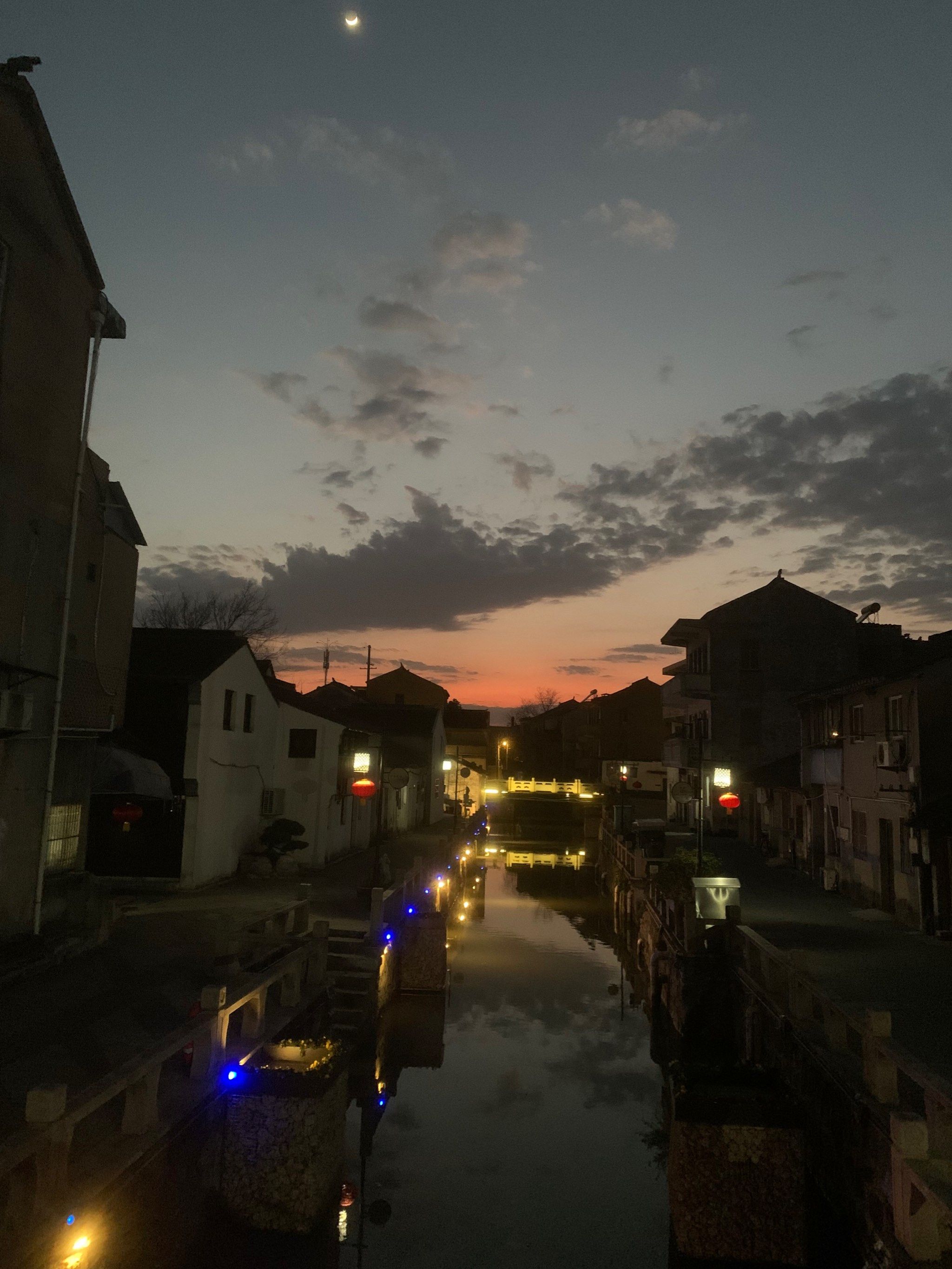 周铁古镇的老街,有了一点商业化的气息,开的最多的是咖啡馆,镇上还有