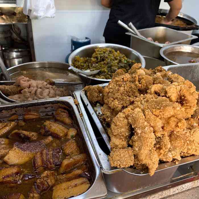 铭镇小吃 黑妹咸饭店-"门面不大,四张桌子外加门口一张,五张桌子.