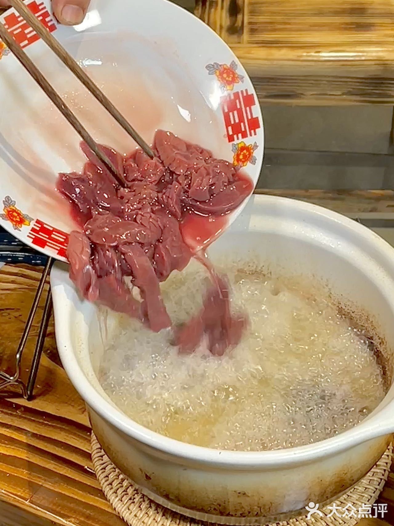 杭州这家店吃饭居然不用桌子，绝了！