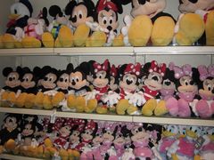 -小镇影院迪士尼小熊Duffy与他的朋友合影地