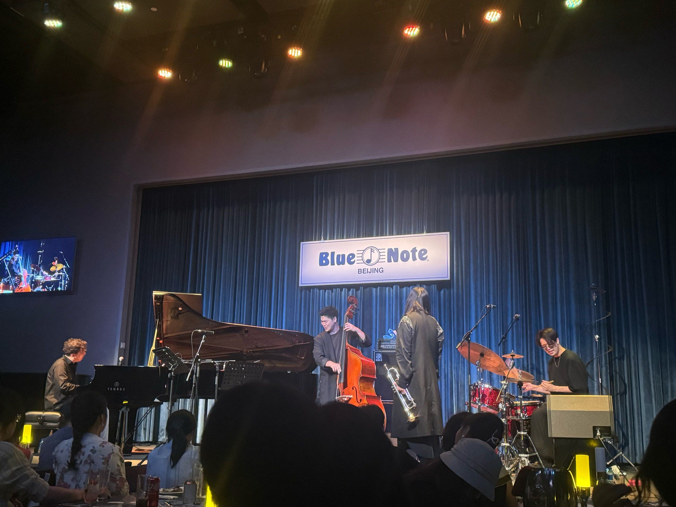 接电话帅哥实在不适合做服务业,态度不好就多去照镜子.