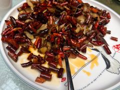 干辣椒炒美味牛肝菌-蔼若春.传承三十年云南菜(金碧公园店)