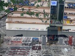 -视野联行眼镜·蔡司·依视路(省体育馆店)