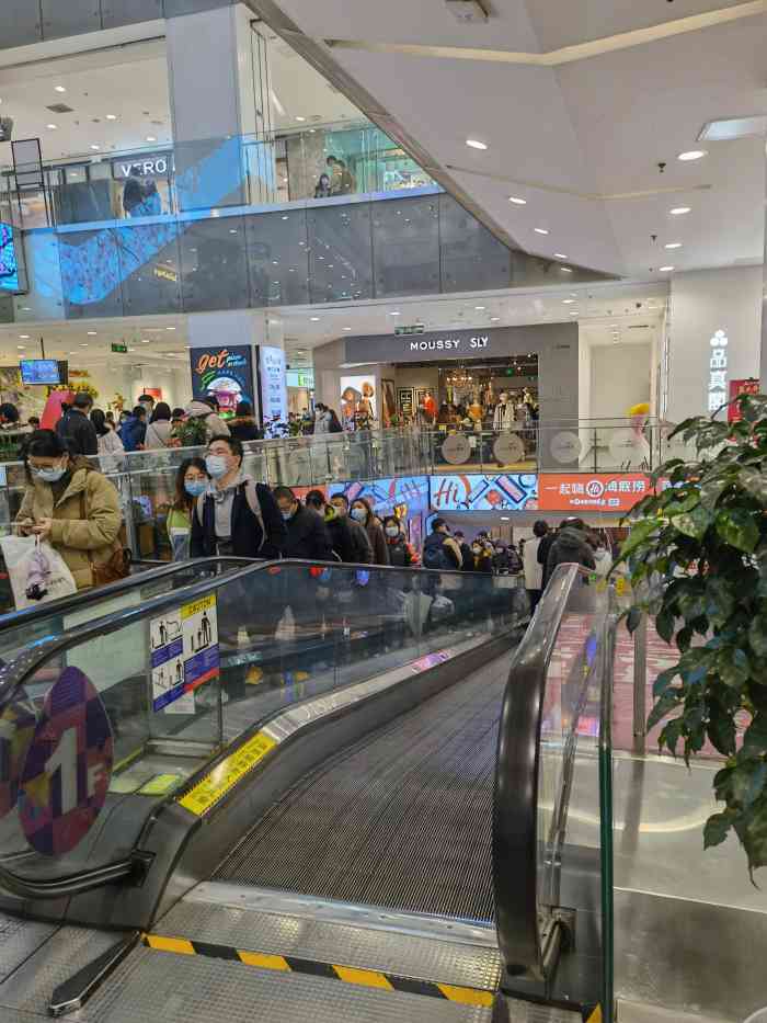 凯德mall(西直门店)-"很大的商场,底下一层有生活超市,很多很多.