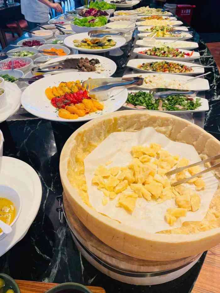 拉缇娜,是我非常喜欢的自助餐之一,这家分店位于长泰广场1楼,地理位置