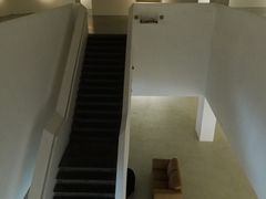 一楼通往二楼的楼梯-上海油画雕塑院