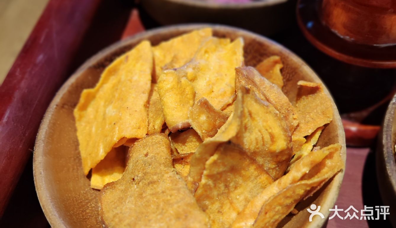 第一次喝藏茶，有点像沱茶，第一次吃藏区点心，感觉就像米花糖