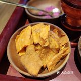 第一次喝藏茶，有点像沱茶，第一次吃藏区点心，感觉就像米花糖