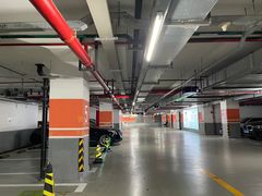 -绿地缤纷城-停车场