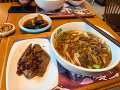 小炒黄牛肉米粉-呷佬·长沙手工米粉(金沙江路店)