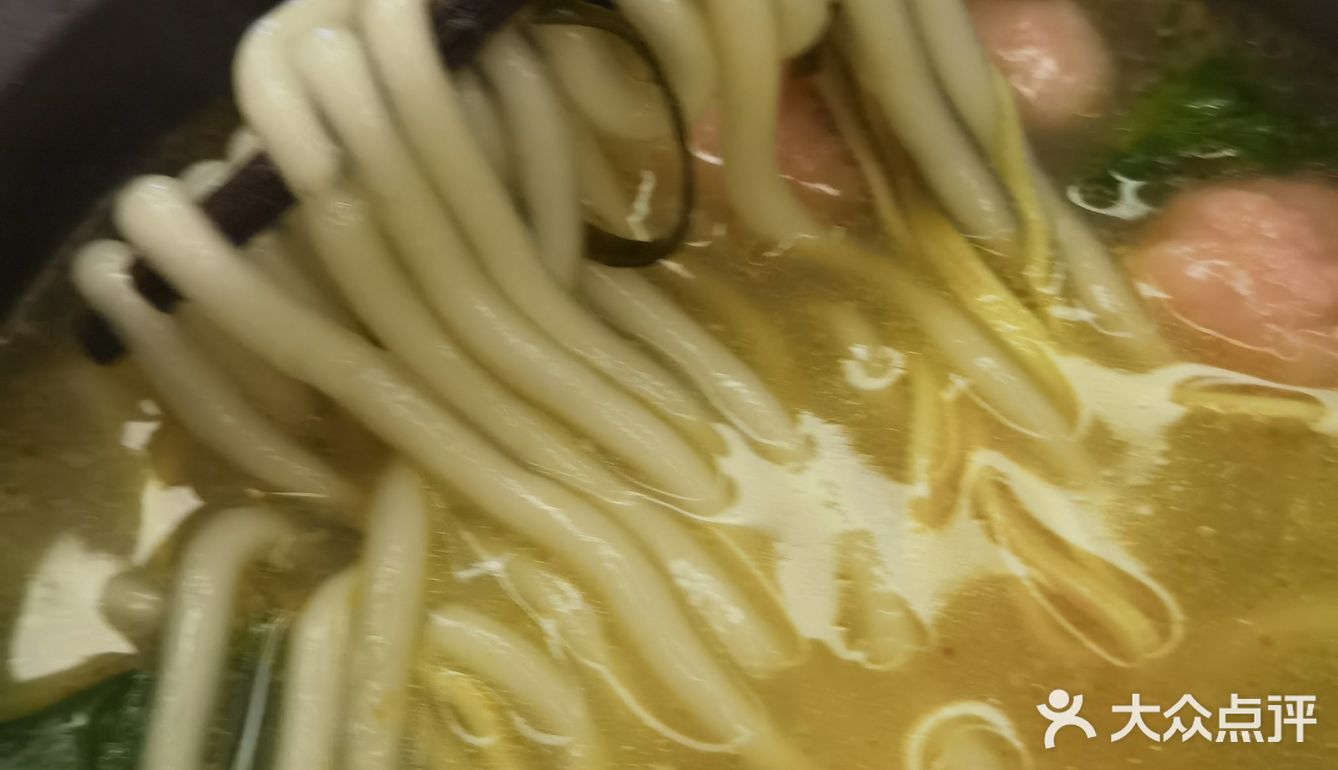 均价大概15元一份，三鲜的麻辣的味道都有