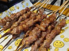 手工现穿新疆羊肉串-新疆烧烤王(广灵店)