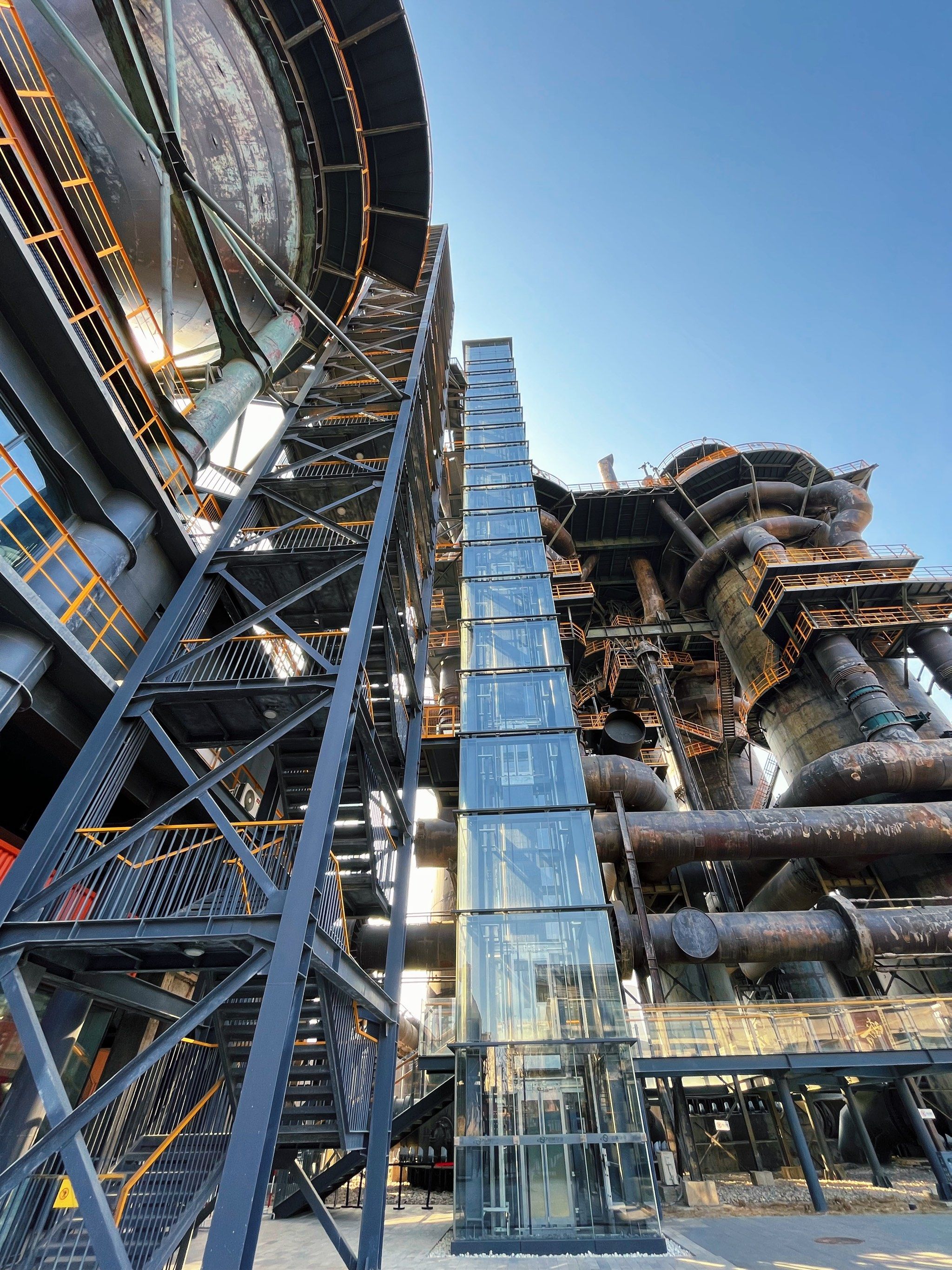 远观三高炉,感叹钢铁帝国时代的力与美
登上三高炉,鸟瞰绝美壮观