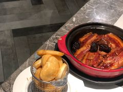 二十四小时黑枣汁煨五花肉-港丽餐厅