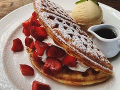 草莓松饼-ROAST coffee & eatery