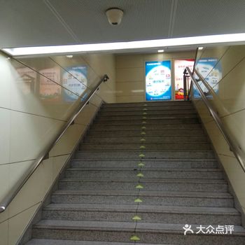 故意走在已经消散的人群后，拍了几张清净的地铁站