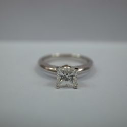 平躺-威德钻石-克拉钻大本营(南京东路店)