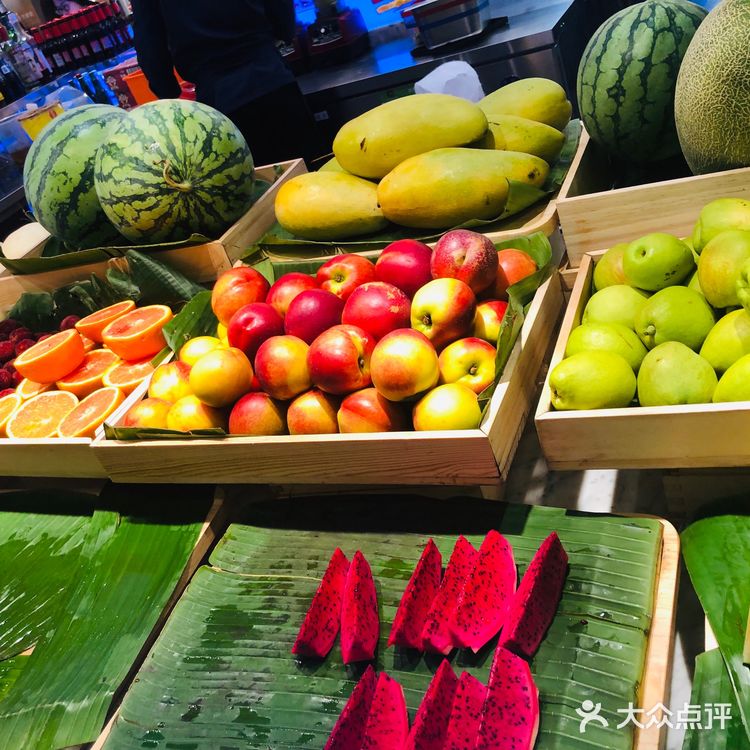 各种贝类 肉肉也很多 水果里面烤榴莲