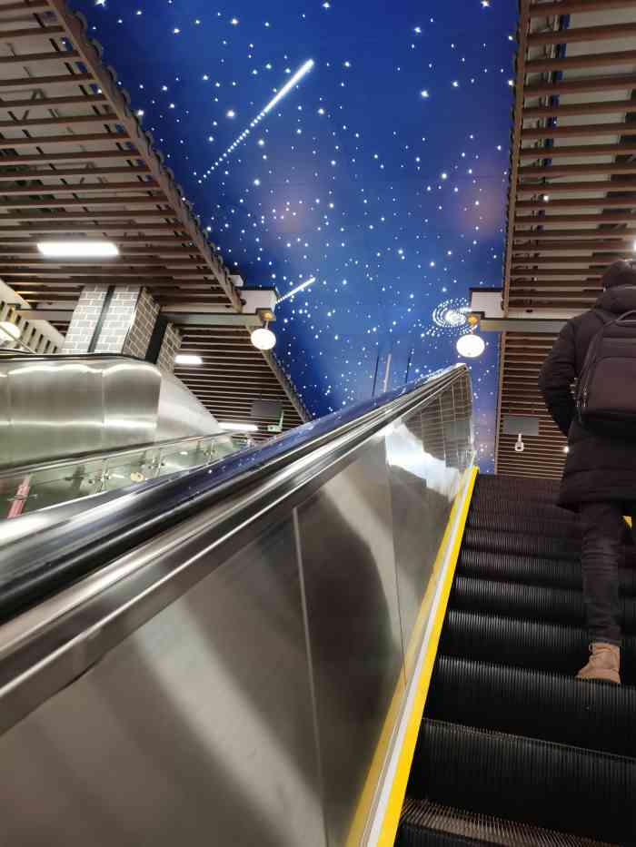 绳金塔(地铁站"地点:南昌绳金塔地铁站给你不一样的星空.