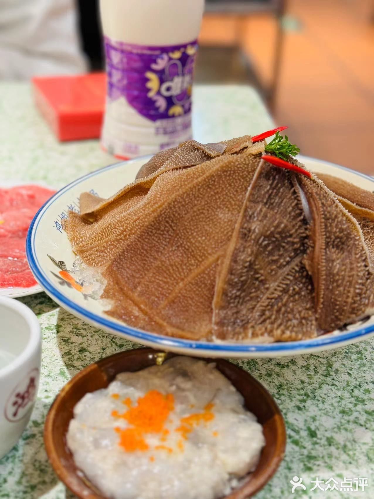 来吃我最爱的鸿姐了，今天点的鸳鸯锅，最爱的依然是耙鸡爪