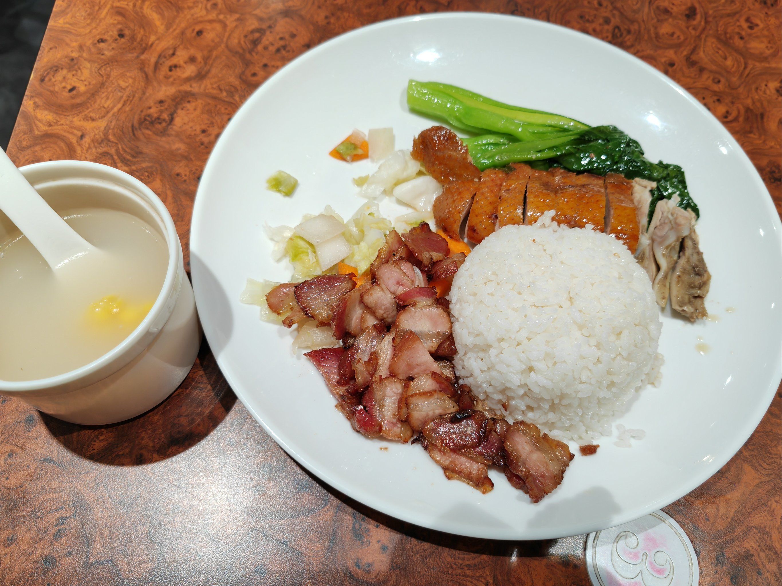 烧腊饭 要的叉烧烧鸭双拼,好吃的很,推