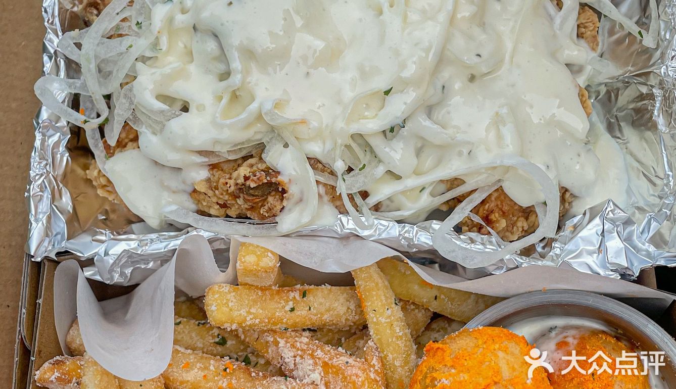 郑州人民路上这个黏不唧唧的奶酪炸鸡吼吼吃哇～ 