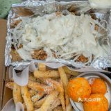 郑州人民路上这个黏不唧唧的奶酪炸鸡吼吼吃哇～ 