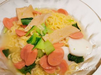 煮好就是一碗清淡的鱼饼辛拉面！