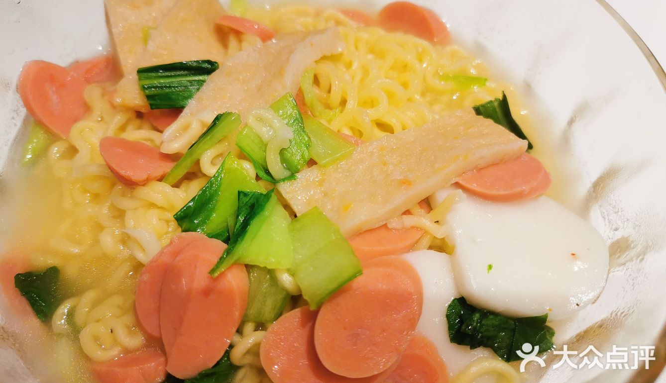 煮好就是一碗清淡的鱼饼辛拉面！