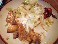 没有什么牛肉的土豆烧牛肉+炝炒圆白菜-月亮河温泉度假酒店