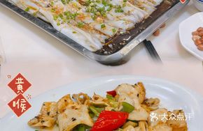 Silver and Gold Garlic Steamed Chencun Rice Noodles