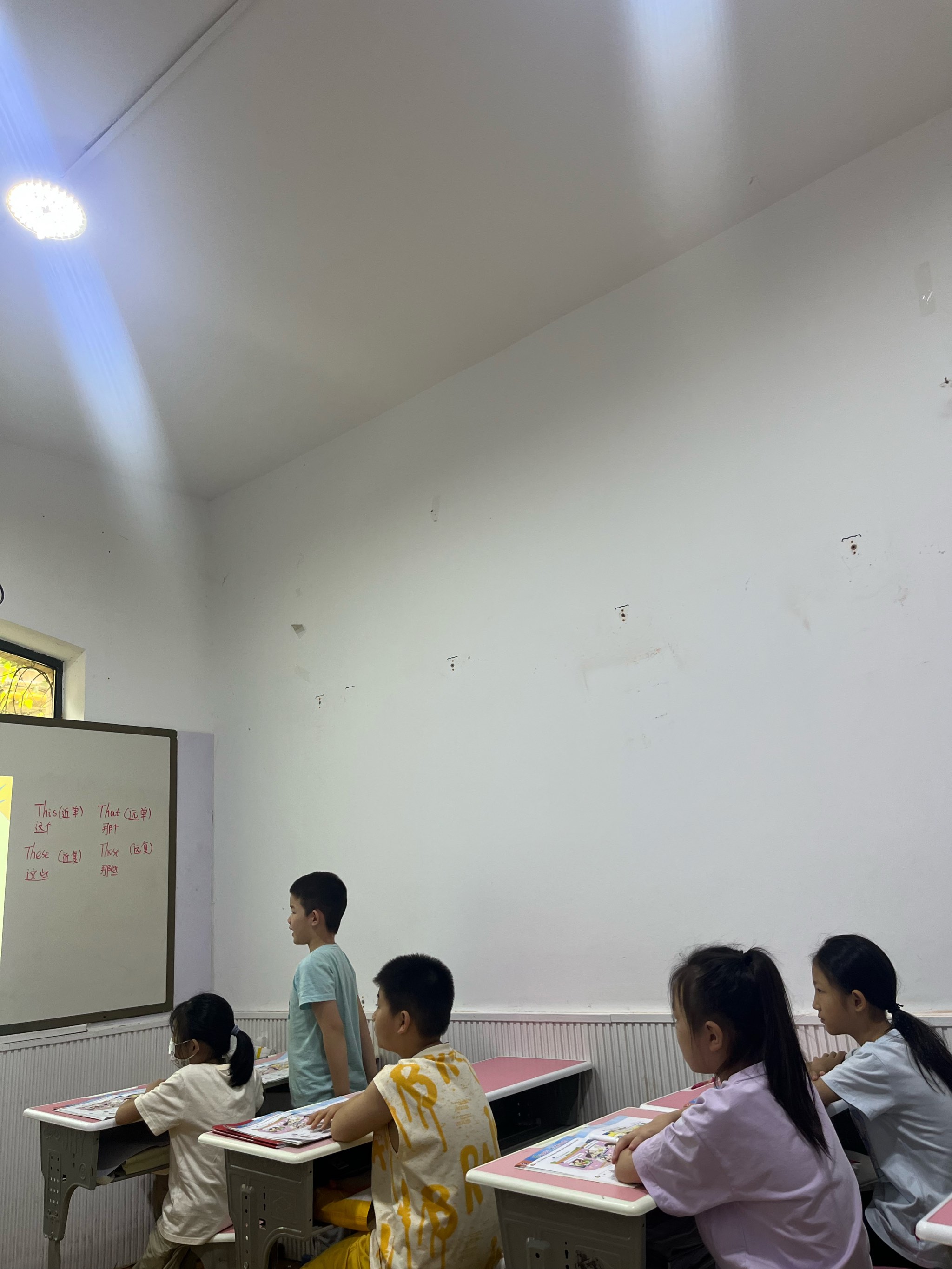 小学生上课听课的表现