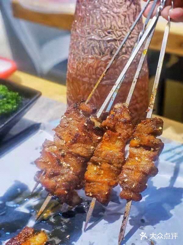 左手撸串右手龙虾！🦞明星打卡的新晋夜宵胜地