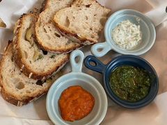 三种酱配酸面包-Mesa Madre梅萨妈妈·Bintana(国贸店)