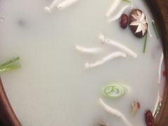 整只烤鸭送锅底-三人行骨头王火锅(长寿店)