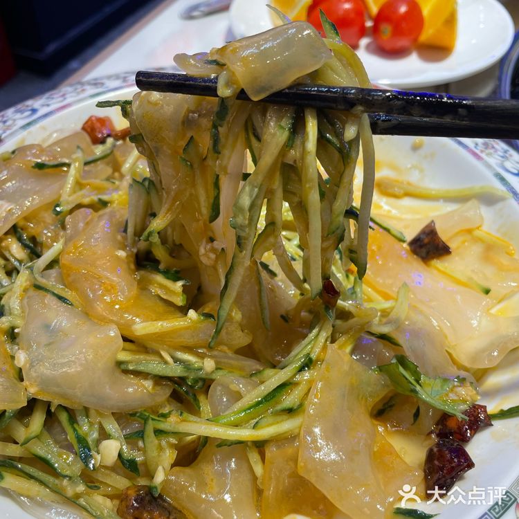 东北菜，铁锅炖，吃了一次还不错。