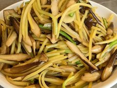 鸡枞菌炒土豆丝-奕景酒家· 专注大连海鲜30年(星海广场店)